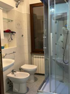 ein Bad mit einem WC, einem Waschbecken und einer Dusche in der Unterkunft Vacanze Deaf in Rom