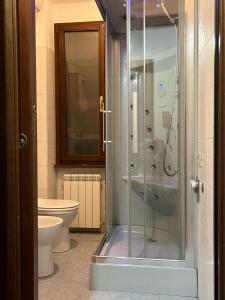 ein Bad mit einer Dusche und einem WC in der Unterkunft Vacanze Deaf in Rom
