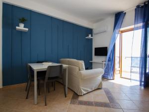 sala de estar con mesa y silla en Villa Pinuccia, en Marina di Noto