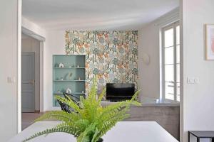 a living room with a couch and a television at Pops Flat - Parking privé gratuit - Wi-Fi - AC Clim in Avignon