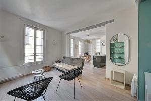 a living room with a couch and a mirror at Pops Flat - Parking privé gratuit - Wi-Fi - AC Clim in Avignon