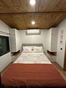 ein Schlafzimmer mit einem großen Bett in einem Zimmer in der Unterkunft Tiny House Bungalow - Pool, Jacuzzi, Winter Garden in Izmir