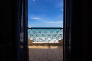 una ventana abierta con vistas al océano en Villa Pinuccia, en Marina di Noto