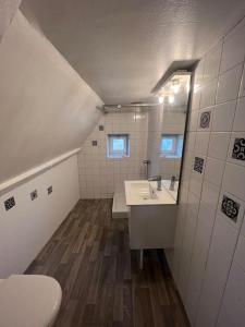 uma pequena casa de banho com lavatório e WC em Tea Time em Douvres-la-Délivrande