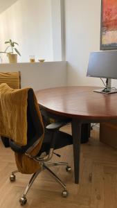 drewnianym biurkiem z krzesłem i monitorem komputerowym w obiekcie Jutphaas Loft Appartement w mieście Nieuwegein