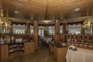 una grande stanza con cucina e sala da pranzo di Hableány Hotel a Tiszafüred