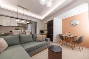 - un salon avec un canapé et une table dans l'établissement Archangelos SKY Garden Apartment, à Archangelos
