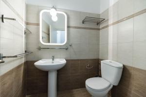 Koupelna v ubytování Archangelos SKY Garden Apartment + 20 fotografií