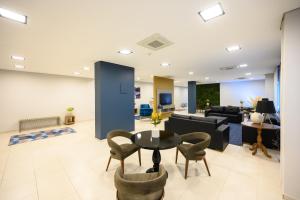 an office lobby with a table and chairs at UniHotel Salto in Salto