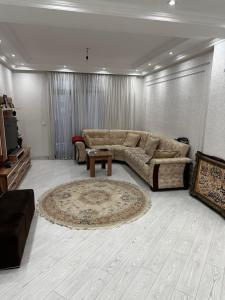 - un salon avec un canapé et une table dans l'établissement Квартира, à Baku
