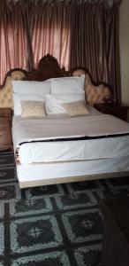 una persona acostada en una cama en un dormitorio en Nafi guest house, en Phuthaditjhaba