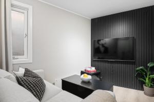 Μια τηλεόραση ή/και κέντρο ψυχαγωγίας στο King bed - Renovated 2024 - 2BR Behind Bryggen +8 φωτογραφίες