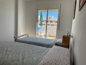 1 Schlafzimmer mit 2 Betten und Blick auf einen Innenhof in der Unterkunft La terraza de Jimena in Carboneras