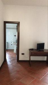 a room with a desk with a laptop on it at Agriturismo Genovesi in Alvignano