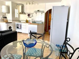 ein Wohnzimmer mit einem Glastisch und Stühlen in der Unterkunft La terraza de Jimena in Carboneras