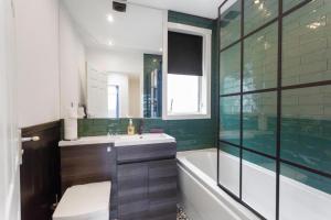 a bathroom with a toilet and a sink and a tub at Stylish 3 bed Edinburgh Abode - Parking and Garden in Edinburgh