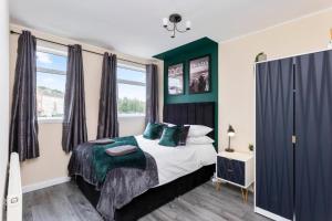 a bedroom with a bed and a window at Stylish 3 bed Edinburgh Abode - Parking and Garden in Edinburgh