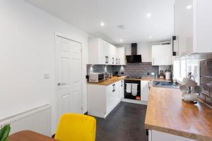 Кухня или мини-кухня в Stylish 3 bed Edinburgh Abode - Parking and Garden
