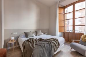 Posteľ alebo postele v izbe v ubytovaní Apartamentos Líbere Málaga Teatro Romano