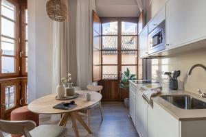 Kuchyňa alebo kuchynka v ubytovaní Apartamentos Líbere Málaga Teatro Romano