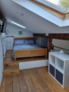 een slaapkamer met een bed op zolder bij The Hide at Lemons Farm in Atherington