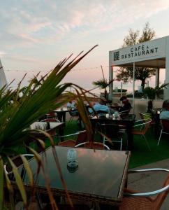 een tafel en stoelen voor een restaurant bij Life House B&B in Follonica +32 foto's