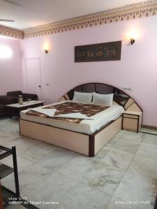 1 dormitorio con 1 cama grande en una habitación en Hotel Surbhi palace, en Jaipur