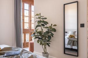Posteľ alebo postele v izbe v ubytovaní Apartamentos Líbere Málaga Teatro Romano