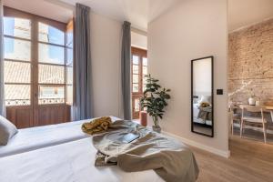 Posteľ alebo postele v izbe v ubytovaní Apartamentos Líbere Málaga Teatro Romano