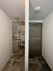 TayracにあるBelle villa avec spa et saunaのバスルーム(ガラスドア付きのシャワー付)
