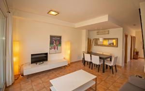 TV a/nebo společenská místnost v ubytování Adosado con jardin y piscina Palm Beach 86 ALBERT VILLAS
