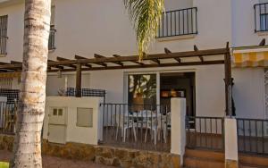 Balkón nebo terasa v ubytování Adosado con jardin y piscina Palm Beach 86 ALBERT VILLAS