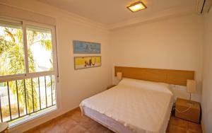 Postel nebo postele na pokoji v ubytování Adosado con jardin y piscina Palm Beach 86 ALBERT VILLAS