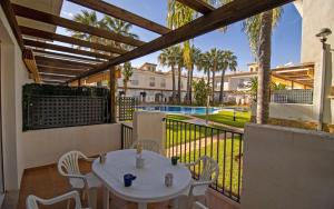 Bazén v ubytování Adosado con jardin y piscina Palm Beach 86 ALBERT VILLAS nebo v jeho okolí
