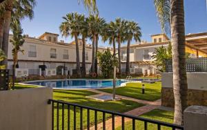 Bazén v ubytování Adosado con jardin y piscina Palm Beach 86 ALBERT VILLAS nebo v jeho okolí