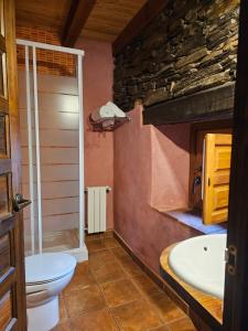 y baño con aseo y lavamanos. en Hotel Rural La Encantada en Riaza en Becerril