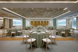 Hyatt Regency Hesperia Madrid في مدريد: قاعة احتفالات مع طاولات وكراسي في غرفة