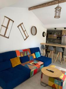 sala de estar con sofá azul y mesa en Alojamiento Turístico Casa Elvira, en Yecla
