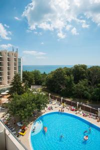 una vista aérea de una piscina en un complejo en MiRaBelle Hotel - Half Board Plus & All Inclusive, en Golden Sands
