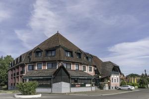 un grande edificio con tetto di paglia di Hableány Hotel a Tiszafüred