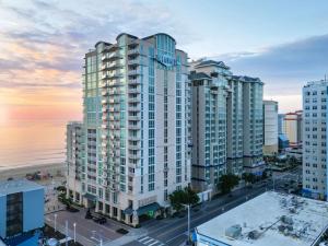 una vista aérea de un gran edificio de apartamentos con el océano en Hilton Vacation Club Oceanaire Virginia Beach en Virginia Beach