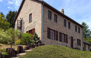 un viejo edificio de ladrillo con un montón de ventanas en Pet Friendly Home In Durbuy With Wi-fi, en Durbuy