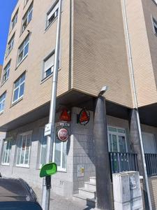 un edificio con un poste delante de él en Apartamento na Rua José Reboredo, en Bragança