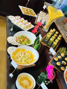 Makanan di atau berdekatan hotel