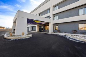 un grand bâtiment blanc avec un parking dans l'établissement Spark By Hilton Fort Wayne, à Fort Wayne