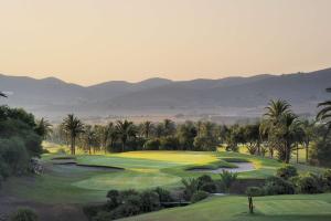 Grand Hyatt La Manga Club Golf & Spa في لا مانغا ذيل مار مينور: ملعب قولف بالنخيل وأخضر