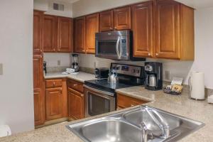 Kuchyň nebo kuchyňský kout v ubytování Hilton Vacation Club Polynesian Isles Kissimmee