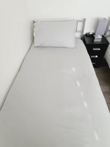Łóżko lub łóżka w pokoju w obiekcie QUICK STOP-GATWICK STAY, Family Room GR5