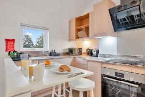 una cocina con una mesa con un plato de comida. en 2 Bedroom City Centre Apartment with Free Parking en Gloucester