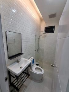 W łazience znajduje się toaleta, umywalka i prysznic. w obiekcie อิมอิม เฮ้าส์ พูลวิลล่า อุดรธานี w mieście Udon Thani